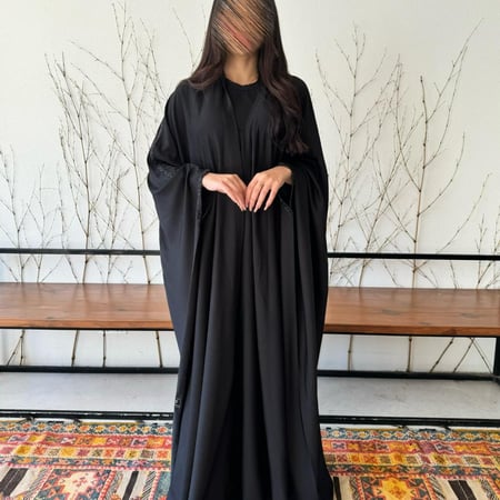 عبايه بشت أسود قماش ياباني مع تطريز من الأكتاف