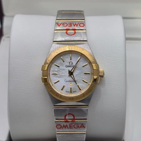 ساعة أوميغا نسائية