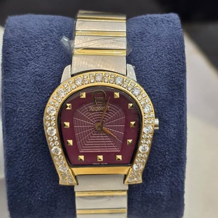 ساعة أقنر نسائي