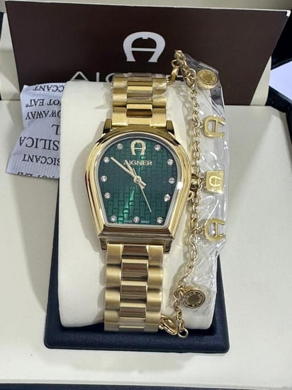 ساعة أقنر نسائي