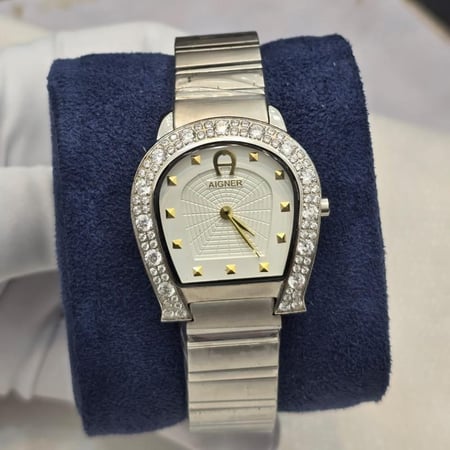 ساعة أقنر  نسائي