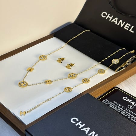 طقم نسائي أنيق ماركة شانيلCHANEL
