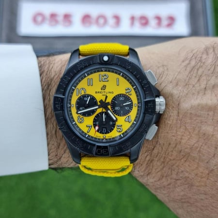 ساعة بريتلينغ افنجر باللون الأصفر