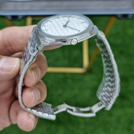 ساعة قوتشى H25 ماستر