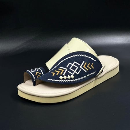 حذاء شرقي مطرز