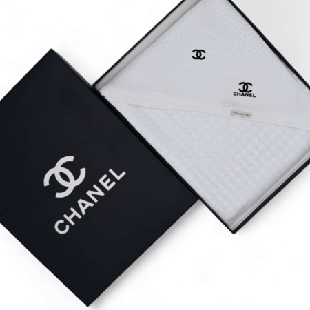 شماغ شانيل ابيض