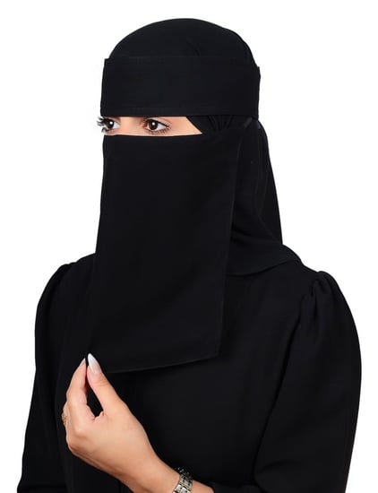 نقاب مقوى وسط بمطاط مائل بشعار MT