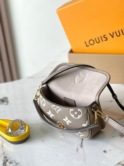 شنطة LV نانو 19cm