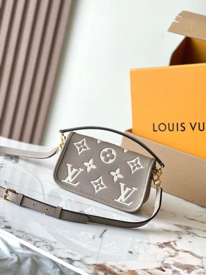 شنطة LV نانو 19cm