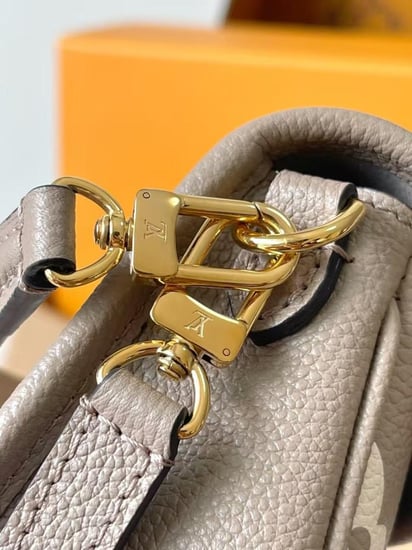 شنطة LV نانو 19cm
