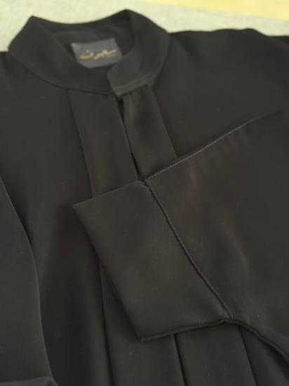 عباية  واسعة سوداء ساترة بكسرة امامية وياقة