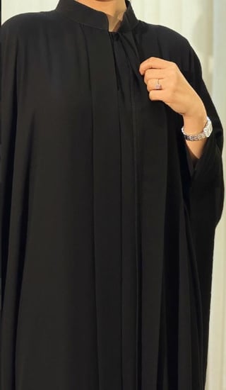 عباية  واسعة سوداء ساترة بكسرة امامية وياقة