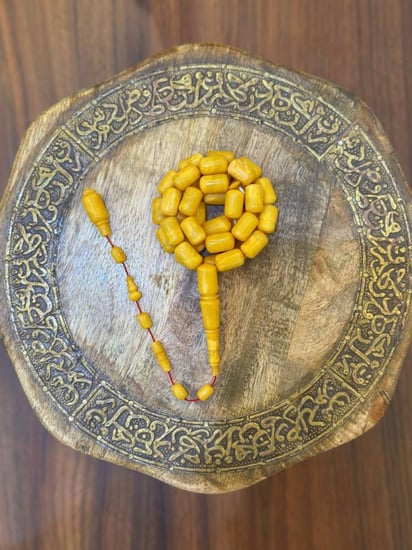 سبحة كهرم طبيعي حجر واحد قديم - حجر السلطان ولك من الاسم نصيب