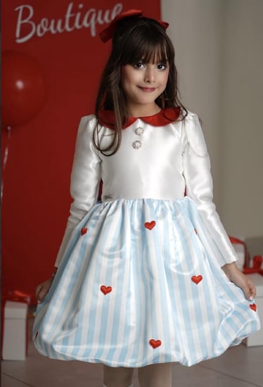 فستان مخطط مع قلوب حمراء مع اكسسوار الشعر