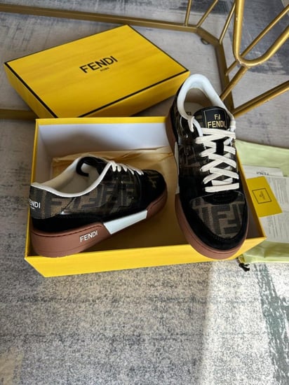 حذاء ماركة Fendi