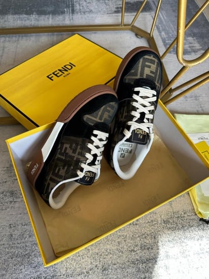 حذاء ماركة Fendi