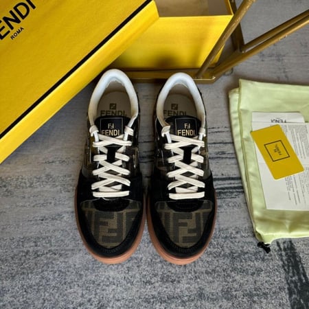 حذاء ماركة Fendi
