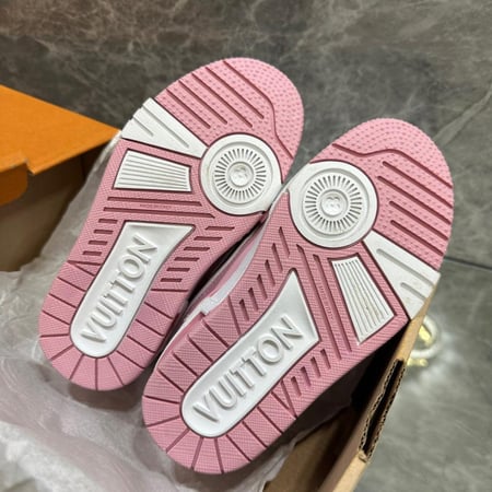 حذاء اطفال ماركة LV