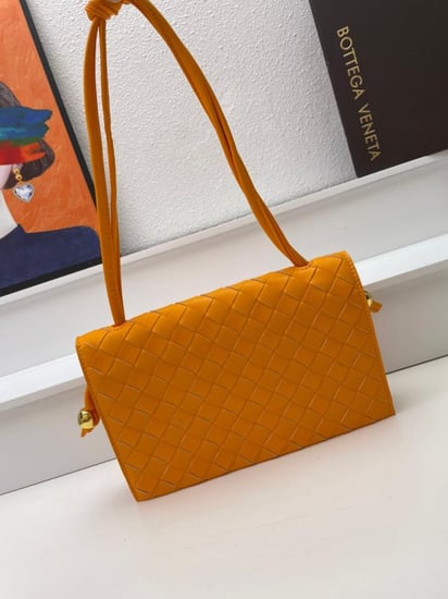 شنطة نسائية ماركة Bottega Veneta