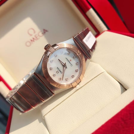 ساعة نسائية ماركة Omega