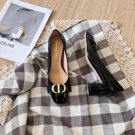 حذاء نسائي ماركة Dior