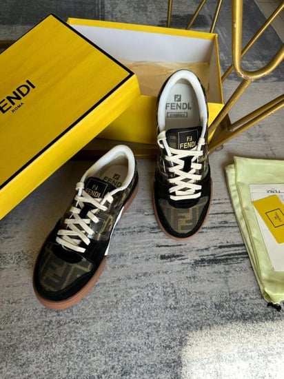 حذاء ماركة Fendi