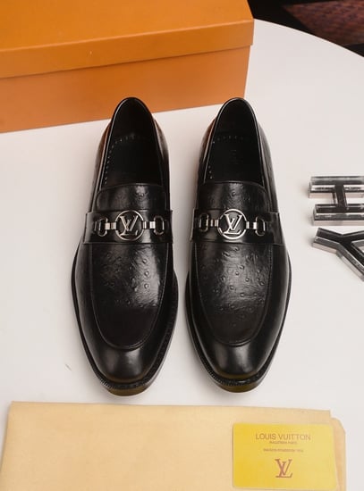 حذاء رجالي ماركة LV
