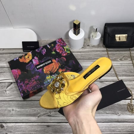 حذاء نسائي ماركة D&G