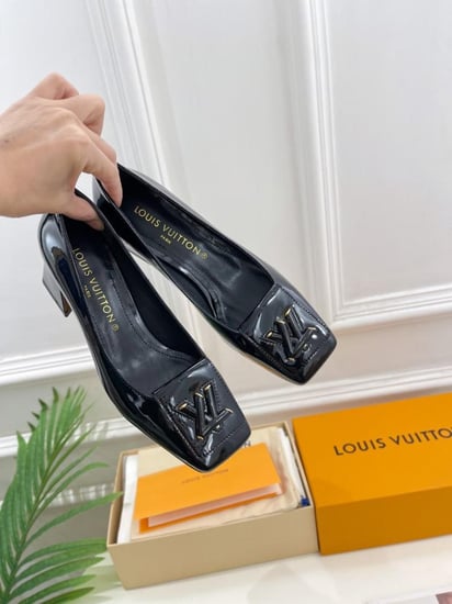 حذاء نسائي ماركة LV