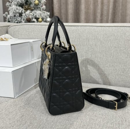 شنطة نسائية ماركة Dior