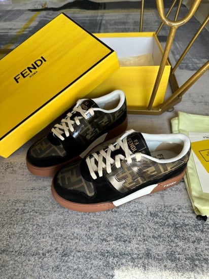 حذاء ماركة Fendi