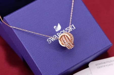قلادة نسائية ماركة Swarovski