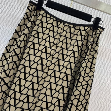 تنوره ماركة Valentino