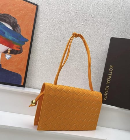 شنطة نسائية ماركة Bottega Veneta