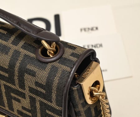 شنطة نسائية ماركة Fendi