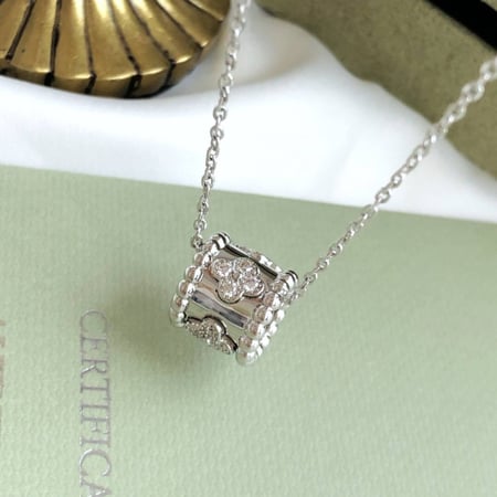 قلادة نسائية ماركة Van Cleef