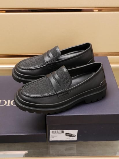 حذاء ماركة Dior
