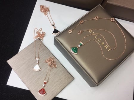 سلسال نسائي ماركة Bvlgari