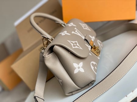 شنطة نسائية ماركة LV