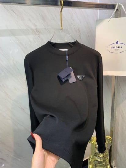 سويت شيرت ماركة Prada