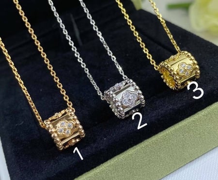 قلادة نسائية ماركة Van Cleef