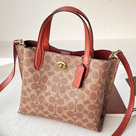 شنطة نسائية ماركة Coach