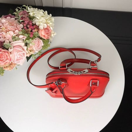 شنطة نسائية ماركة LV