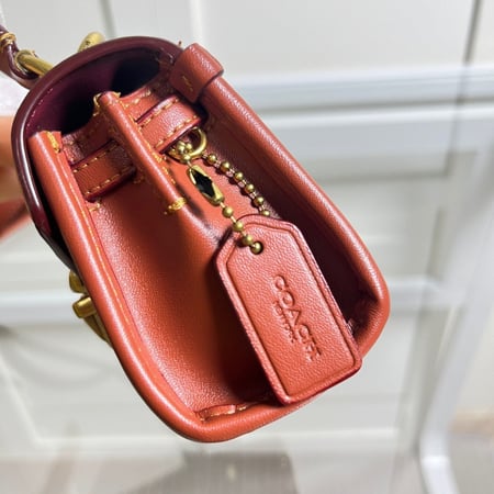 شنطة نسائية ماركة Coach