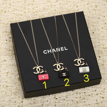 قلادة نسائية ماركة Chanel