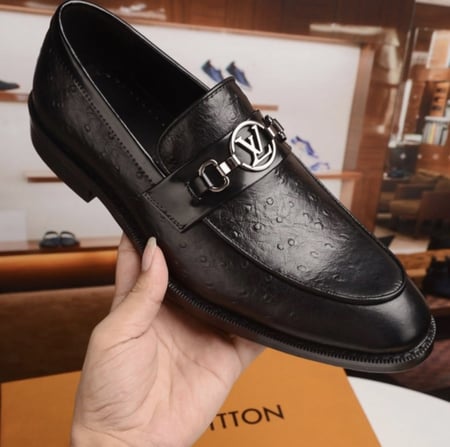 حذاء رجالي ماركة LV