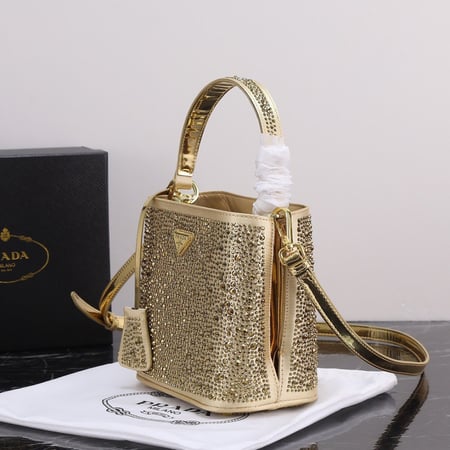 شنطة نسائية ماركة Prada