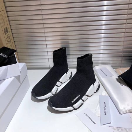 حذاء ماركة Balenciaga