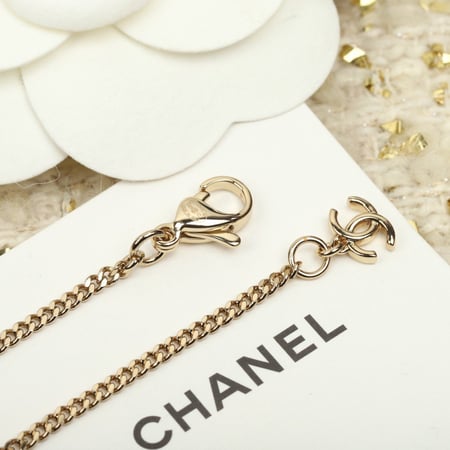 قلادة نسائية ماركة Chanel
