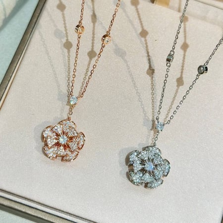 قلادة نسائية ماركة Bvlgari
